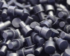 What are the characteristics and advantages of using liquid silicone plugs?